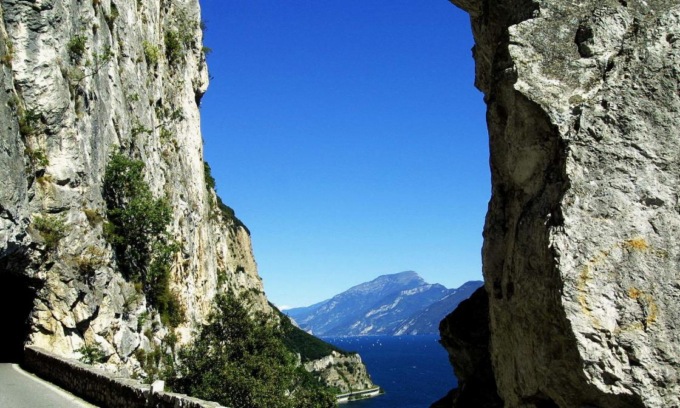 La frana delle Tremosine mette a rischio la galleria sulla strada della Forra