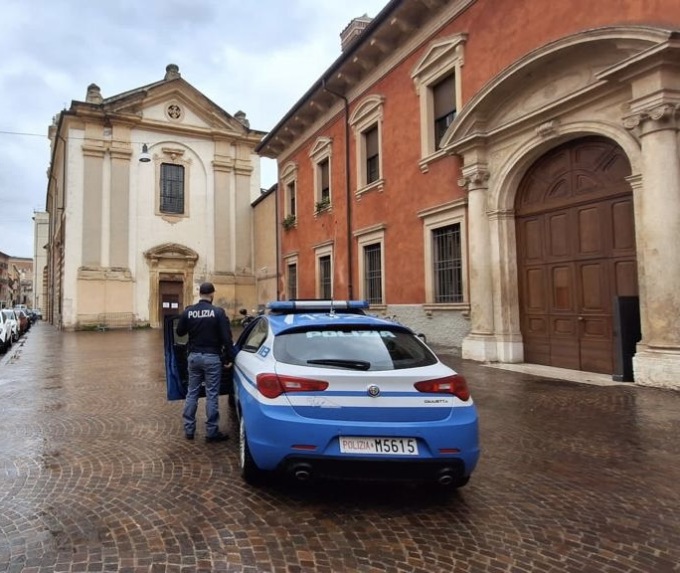 “Mi ha colpito con un posacenere”, e lo accoltella: violenta lite tra due stranieri