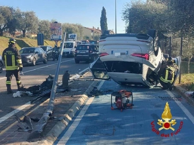 Auto abbatte un palo della luce e si ribalta: conducente ferita, salvo il cane a bordo