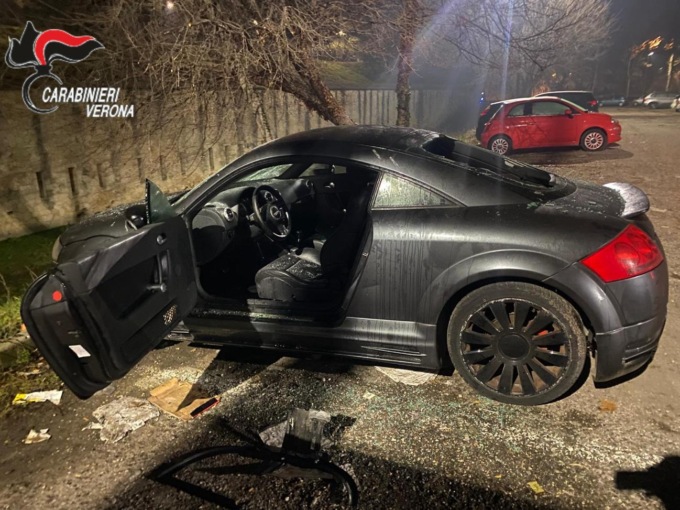 Auto distrutta senza motivo da una gang: “Ci stavamo annoiando”