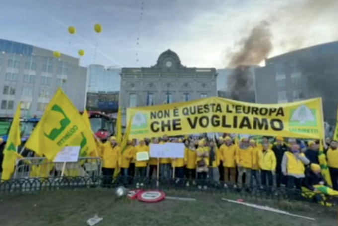 Presidio di agricoltori in rivolta da Fieragricola alle porte del Parlamento Europeo di Bruxelles