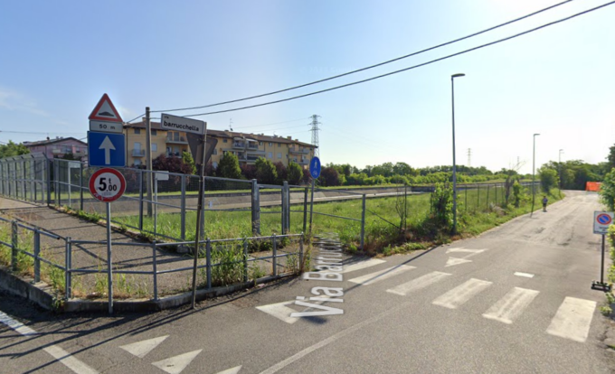 Vedono i carabinieri e cercano di nascondersi, poi uno fugge e l’altro getta via la droga