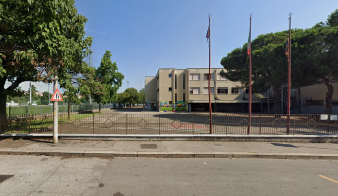 Tenta il furto all’Atlas ma viene scoperto, per non farsi bloccare si nasconde in bagno