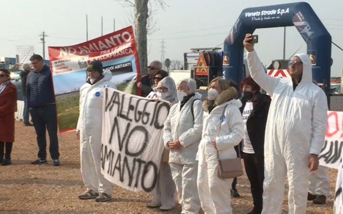 Zaia sorpreso al cantiere Grezzanella da un presidio contro le discariche di amianto a Valeggio e Villafranca