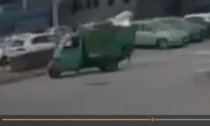 Il video dell'incidente tra un camion e un apecar a Verona