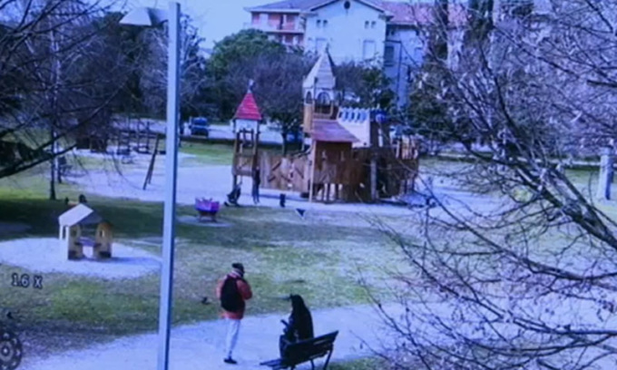 Ragazzini aggrediscono un vigile al parco e riprendono tutto in diretta sui social