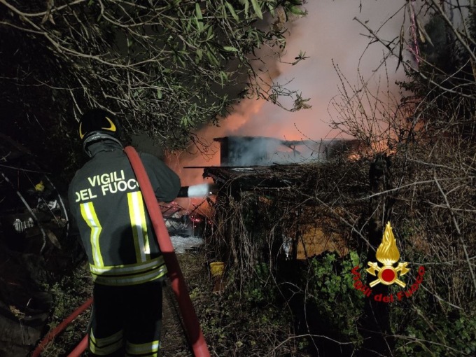 Incendio casolare abbandonato, Verona - Prima Verona