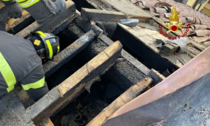 Incendio improvviso in centro a Verona, fiamme sul tetto di un edificio in via Mazzini