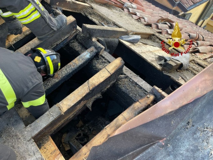 Incendio improvviso in centro a Verona, fiamme sul tetto di un edificio in via Mazzini