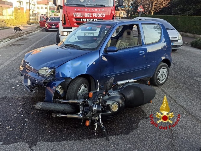Scontro a Lavagno, moto finisce sotto la ruota di un’auto: un ferito
