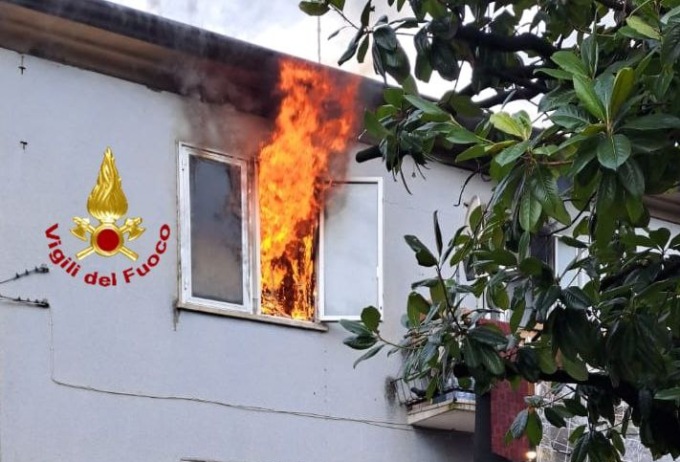 Casa divorata dalle fiamme a Sant’Ambrogio di Valpolicella, tra gli intossicati anche due minori