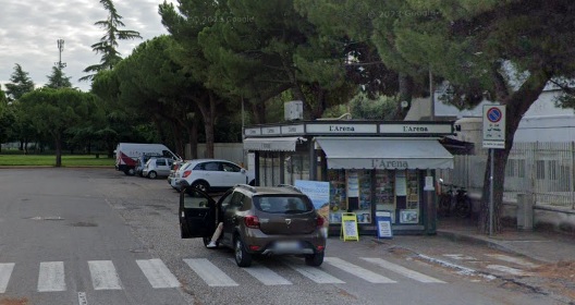 Lascia l’auto in sosta per comprare il giornale e un ladro gliela ruba