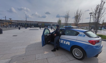 Gli chiedono una sigaretta ma lui si rifiuta, lo prendono a calci e pugni e poi gli rubano lo zaino