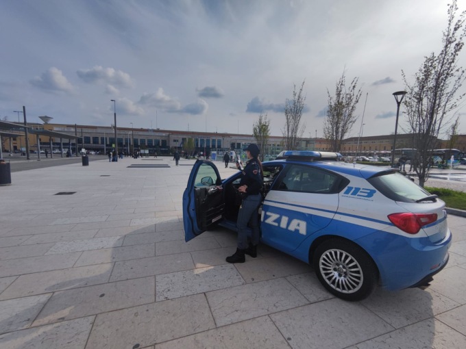 Gli chiedono una sigaretta ma lui si rifiuta, lo prendono a calci e pugni e poi gli rubano lo zaino