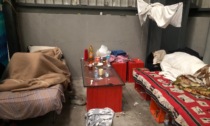 Letti, bivacchi e mobili: in nove vivevano abusivamente nell'ex deposito "Adige Dock's"