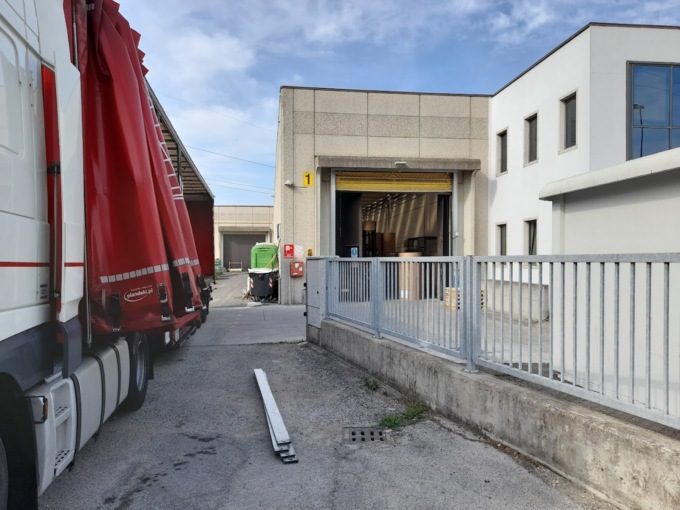 Operaio 41enne si schiaccia la mano sul lavoro: rischia l’amputazione
