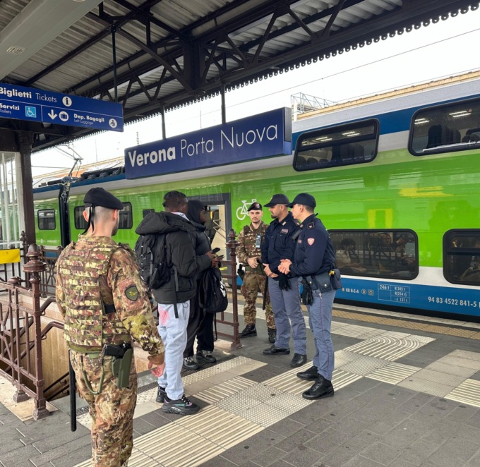 Viene beccato a vendere hashish in stazione, poi reagisce danneggiando la Volante della Polizia
