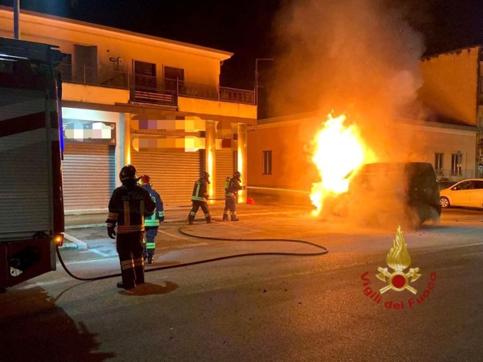 Furgone divorato dalle fiamme in via Garofoli