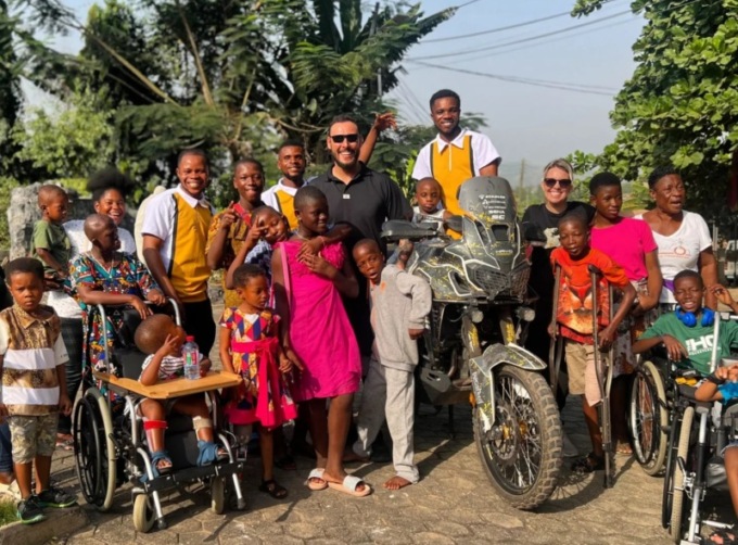 Luca Falcon perde la vita in moto in Angola: donava protesi ai bambini vittime di guerra
