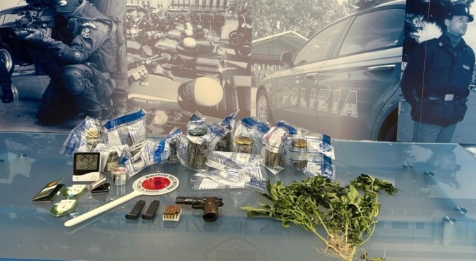 Blitz antidroga della Polizia in una casa di Oppeano: trovate una serra di marijuana e una pistola semiautomatica
