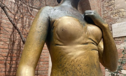 Povera Giulietta! La sua statua "molestata" dai continui tocchi: compare un buco sul seno destro