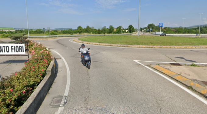 Moto esce di strada all’alba sulla SS12, morto 29enne