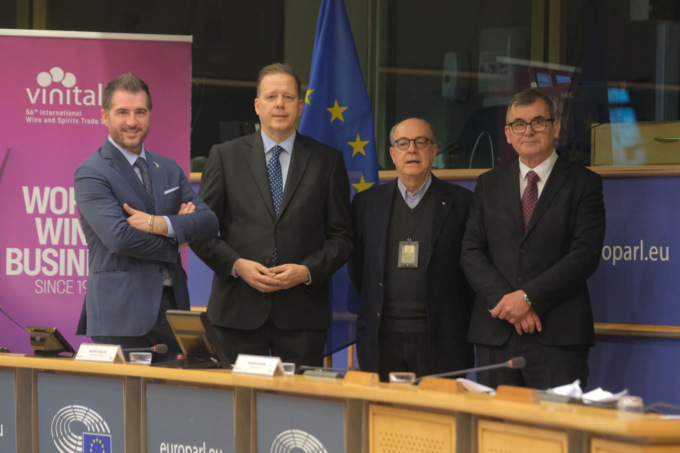 Vinitaly 2024 a Veronafiere, l’evento dedicato al vino è stato presentato oggi al Parlamento Europeo
