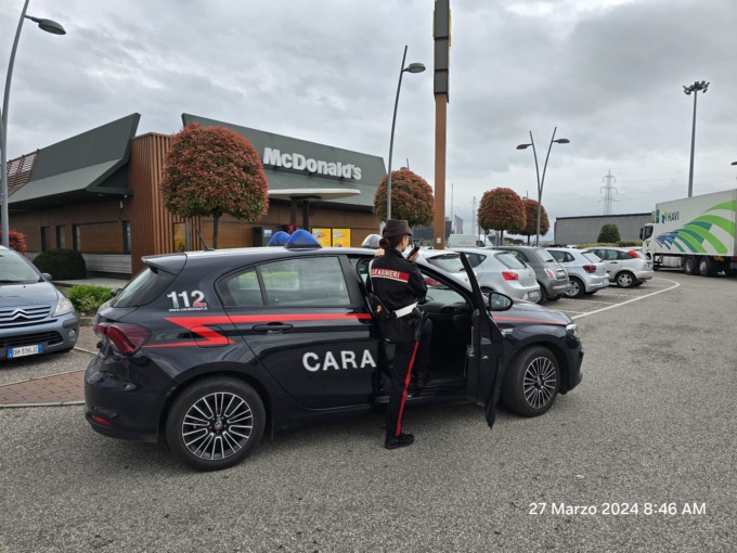 Pusher di cocaina beccato in auto con un amico nel parcheggio del McDonald’s