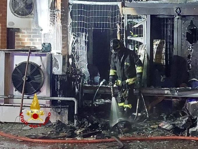Il Trony di Affi prende fuoco nella notte: evacuati 70 ospiti del vicino hotel Garda