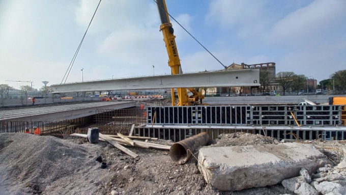 Ponte in via Città di Nimes, terminata la posa delle travi: ora si attende l’apertura del sottopasso