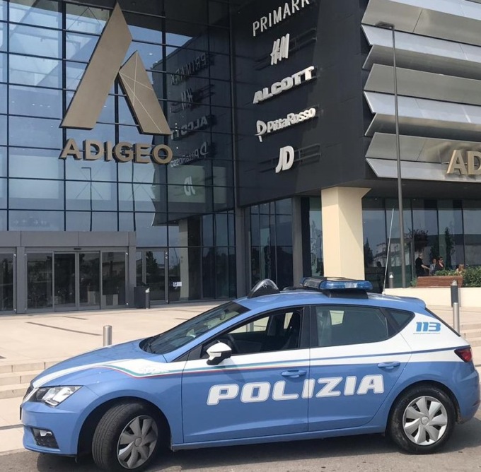 Banda del taccheggio svaligia sei negozi del centro commerciale Adigeo