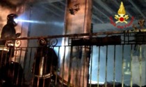 Incendio di notte a Brenzone sul Garda: appartamento divorato dalle fiamme, ferito il proprietario
