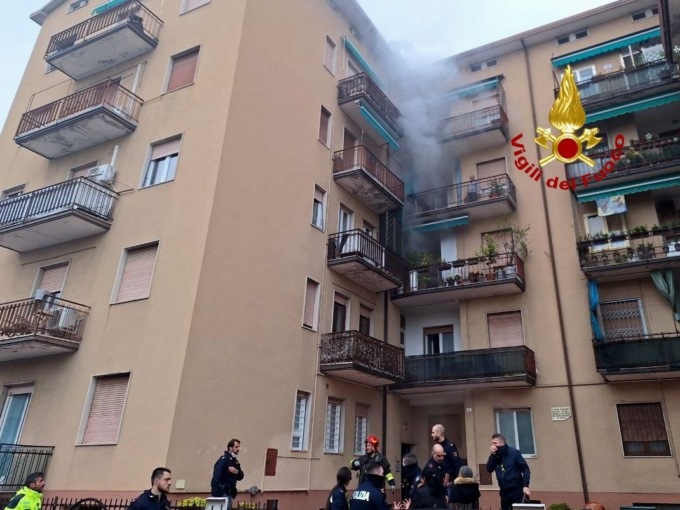 Palazzina divorata dalle fiamme in via Ruffoni, 15 persone restano bloccate per il fumo