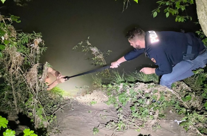 Scivola nel fiume Adige e rischia l’ipotermia, 39enne salvato… dalla cintura del poliziotto