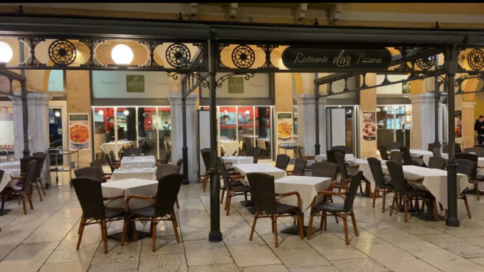 Colto da infarto al ristorante Olivo, rianimato da due dipendenti guidati al telefono dal 118