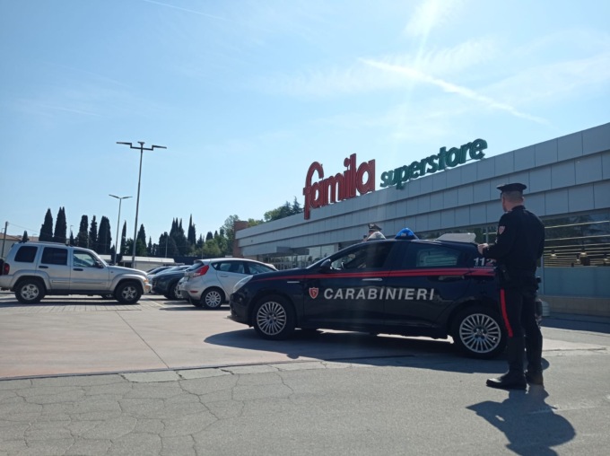Saccheggiano il superstore Famila e un negozio di abbigliamento armati di coltello