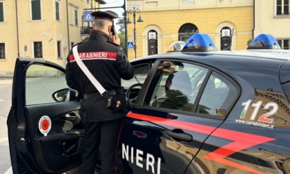 Nonostante il divieto di avvicinamento, tenta di entrare in casa della ex compagna: in tasca aveva un taglierino