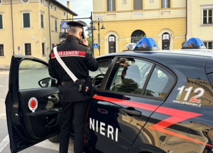 Fingendosi carabiniere, entra in casa della vittima e ruba gioielli e denaro
