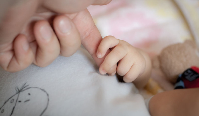 La mamma ha le doglie in casa, bimba fatta nascere dal papà guidato al telefono da un infermiere