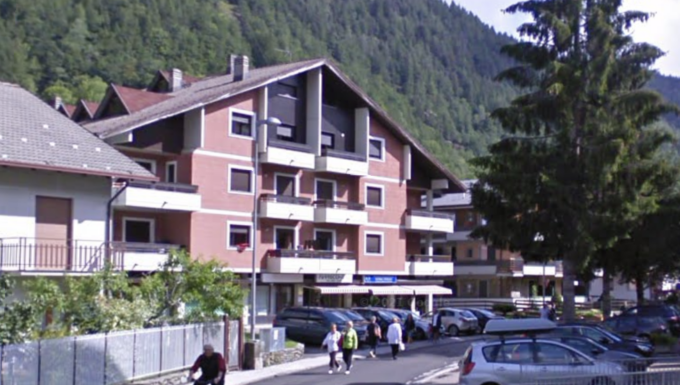 Morta in casa da settimane col marito nel letto in fin di vita, dopo l’amputazione della gamba il 90enne non ce l’ha fatta