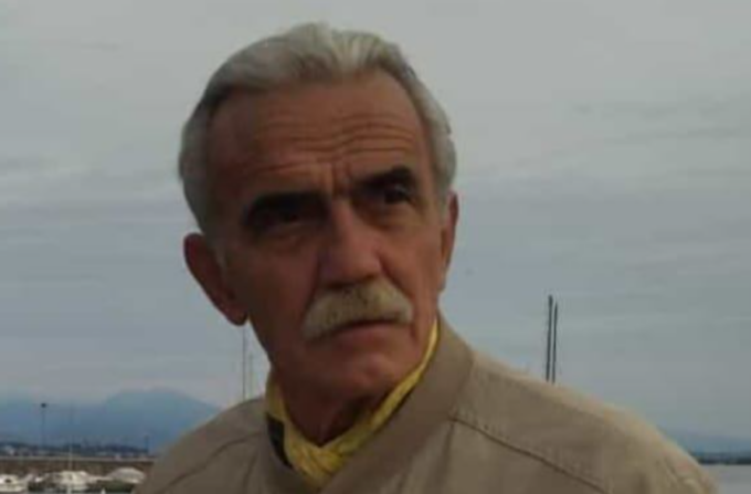 “La puliamo noi la spiaggia dai rifiuti”, ma poi il Comune non fa niente e ci pensa un anziano volontario: multato
