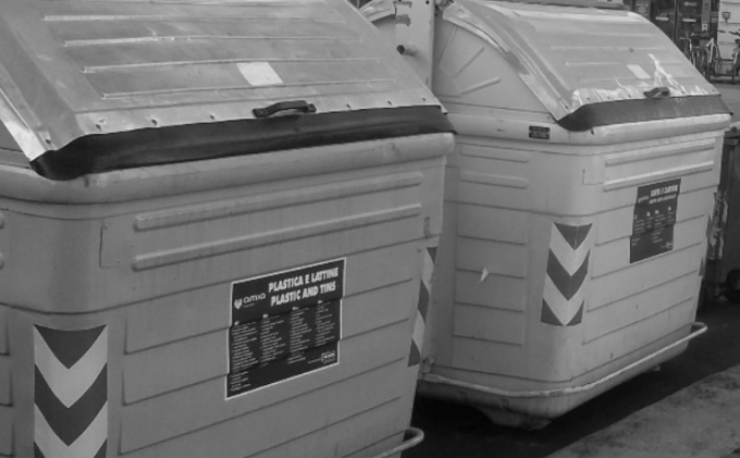 Senzatetto si ripara in un cassonetto e per poco non viene stritolato nel compattatore, salvato dall’operatore Amia