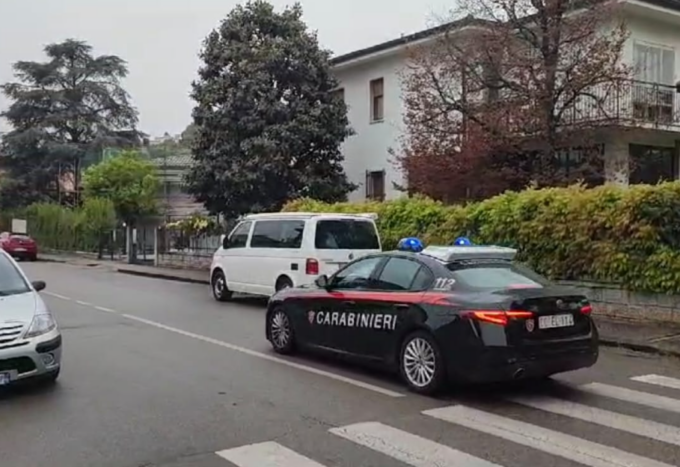 Tentano il furto nella villa vuota dopo la morte dei proprietari anziani, fermati grazie all’aiuto del vicinato