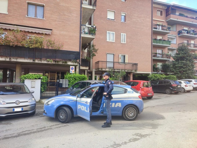 Tentano di entrare in un appartamento arrampicandosi sulla grondaia, ma il vicino sventa il furto