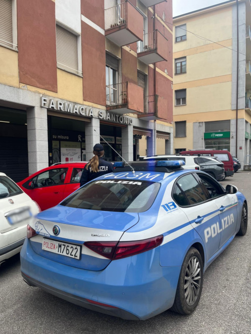 Lascia le chiavi sul cruscotto e gli rubano l’auto, ma la recupera grazie a un passante (con inseguimento)