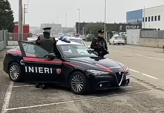 Tentano di rubare una moto BMW da un garage, ma fanno troppo casino e i condomini chiamano il 112