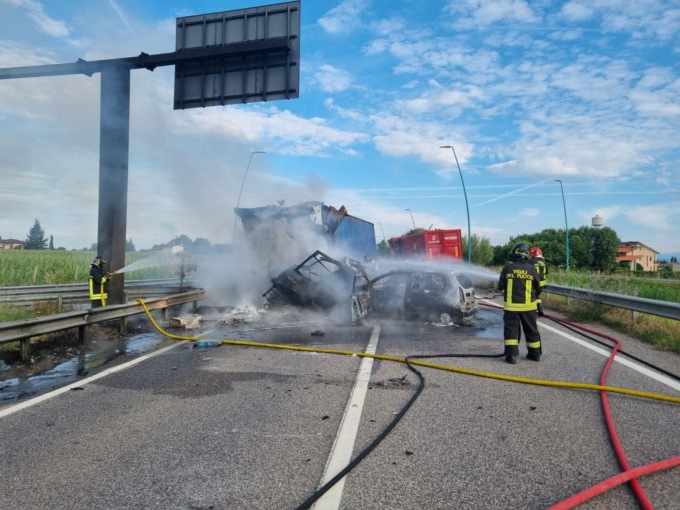 Frontale tra mezzi pesanti sulla SR 11, chi sono i due camionisti di 53 e 65 anni che hanno perso la vita
