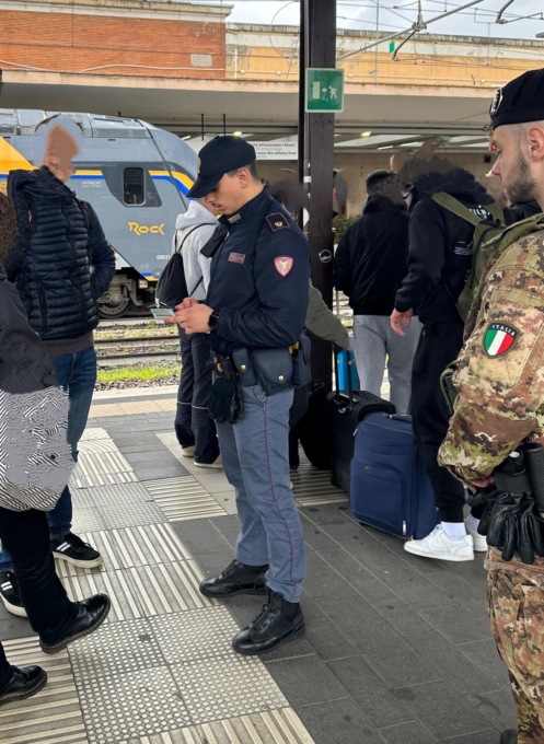 Fermato in stazione, tenta di disfarsi di 50 grammi di hashish sotto gli occhi dei poliziotti