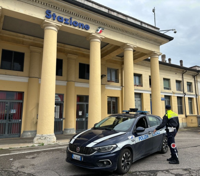 Violenza sessuale alla stazione di Villafranca: 41enne palpeggia una 16enne che viene salvata dai suoi amici