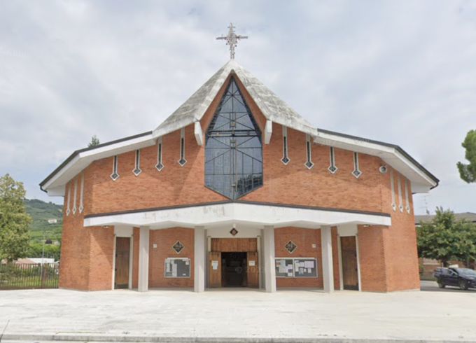 Banchi e sedie della chiesa di Montorio divorati dalle fiamme